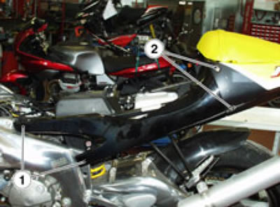 Release and remove the two rear screws (2).
