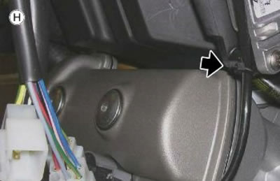 Fasten the coil cable with a small clamp.