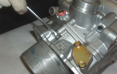 Undo and remove the screw on the inlet side.