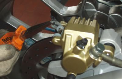 Remove the safety circlip.