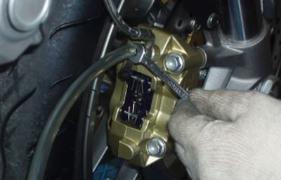 Remove the front brake oil reservoir cap.